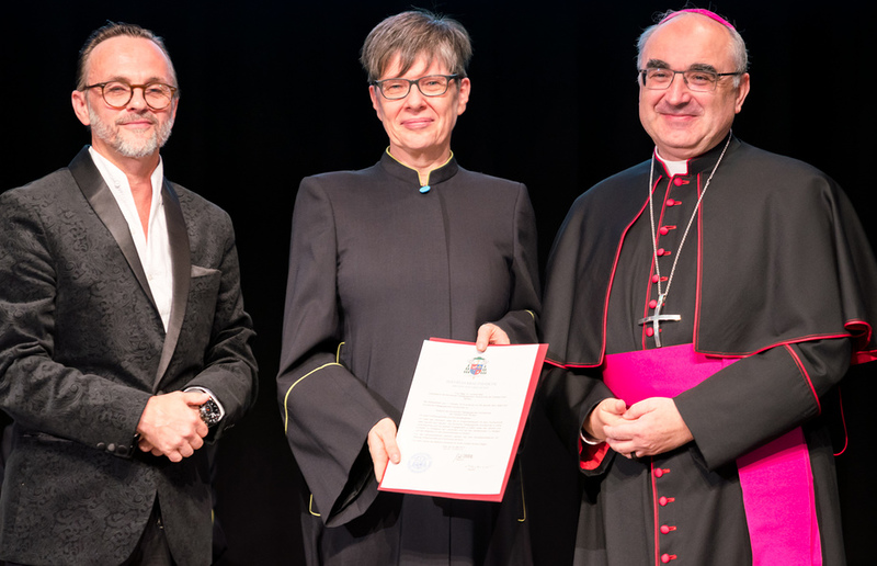 KPH-Rektorin Andrea Seel bei ihrer Inauguration mit Walter Prügger (li, Ressortleiter Bildung, Kunst & Kultur) und Diözesanbischof Wilhelm Krautwaschl..